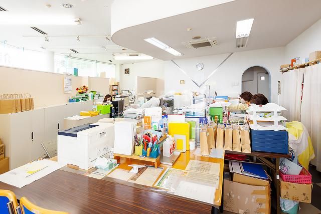 日常の活動が見られる居室 居室 ゆったりとした空間の居室で、数名のスタッフが業務に取り組んでいます。窓からの自然光が心地よい環境を演出しています。