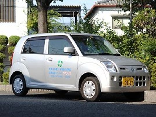 送迎車が停まる外観  