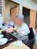 テーブルで食事中の様子