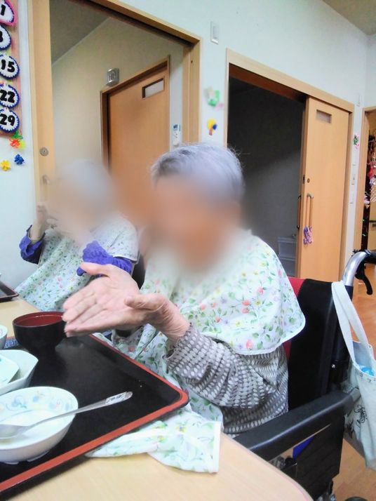 テーブルで食事中の様子