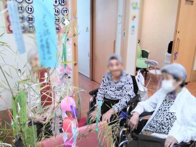 健康的な居住空間 居室 広々とした空間の中で、住人たちはリラックスした時間を過ごしています。快適さが感じられる環境です。