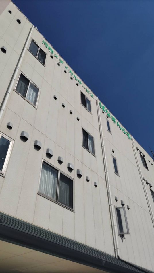 見上げた建物の外観
