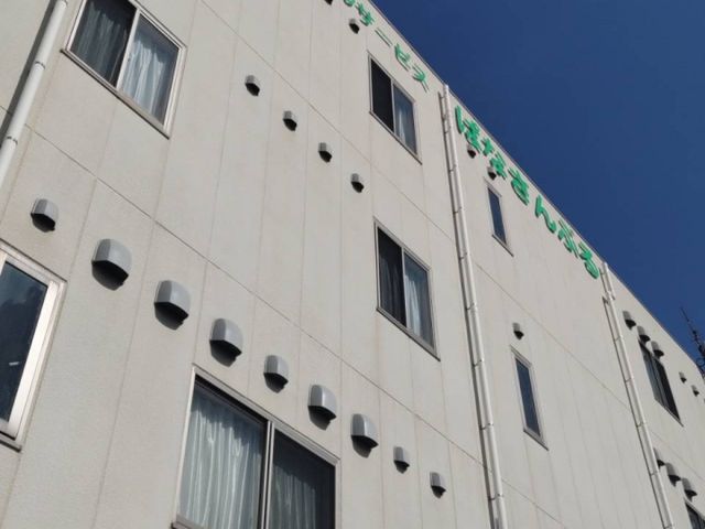 見上げた建物の外観 外観 青空に映えるのは、心地よい環境が整った建物の姿です。快適な就業環境が期待できます。