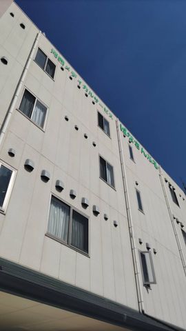 見上げた建物の外観