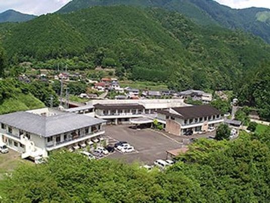 山間の建物外観  