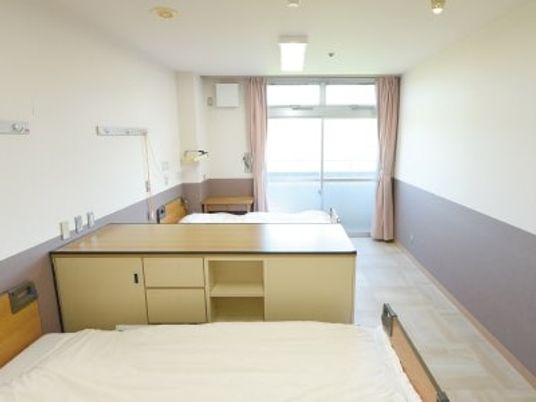 明るい二床の居室  