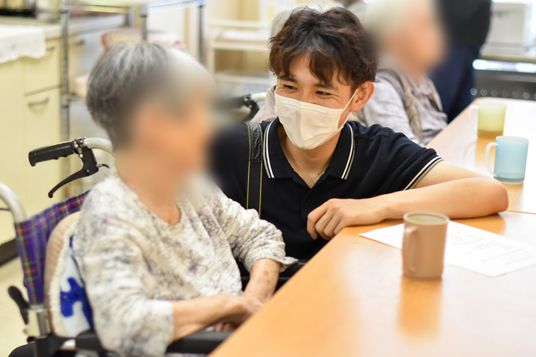 笑顔で交流する様子の居室