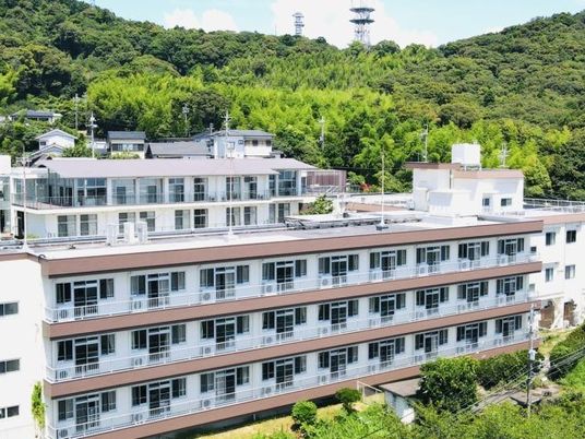 緑に囲まれた建物外観  