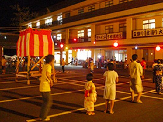 夜の催しと建物