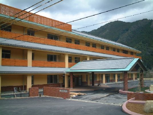 山に囲まれた建物外観