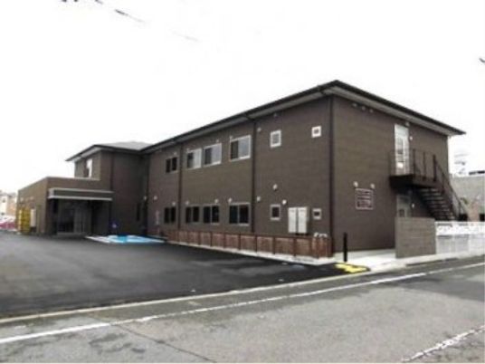 茶色い外壁の建物外観