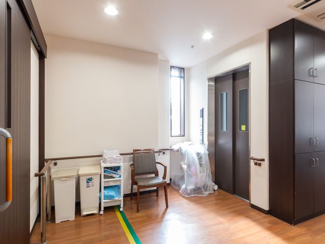 居心地の良い居室 エレベーターホール ゆったりとした空間の居室です。ベッドや家具が配され、快適な生活をサポートしています。
