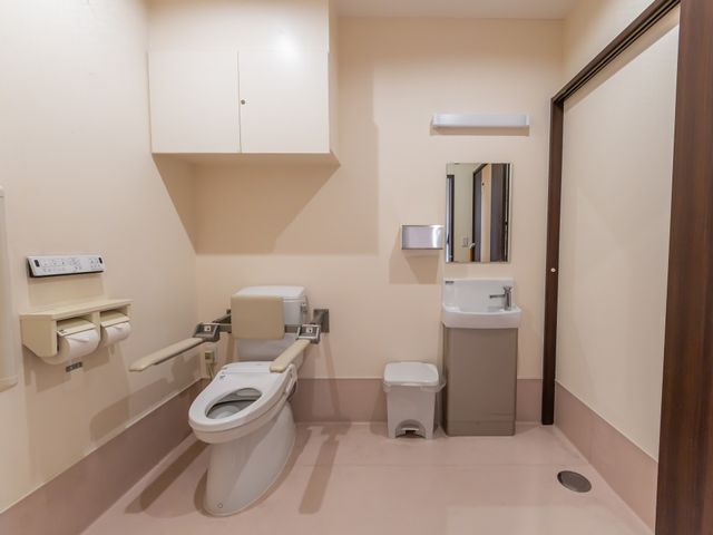 安全な設計のトイレ空間 トイレ 手すり付きで安心してご利用いただけるトイレです。快適な毎日をサポートいたします。