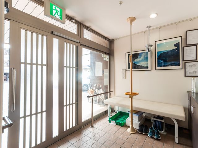 明るいエントランス風景 エントランス 広々としたエントランスは明るく、安心してご来訪いただける環境が整っております。靴を脱いで休めるスペースもございます。