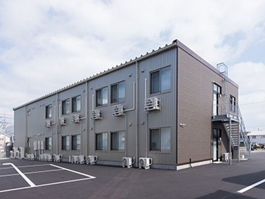 駐車場のある外観