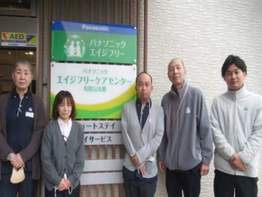 看板前に立つ職員の皆さんのエントランス  