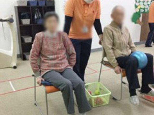 体操中の居室 居室 リラックスした雰囲気の中、利用者の方々が楽しくリハビリ体操を行っております。