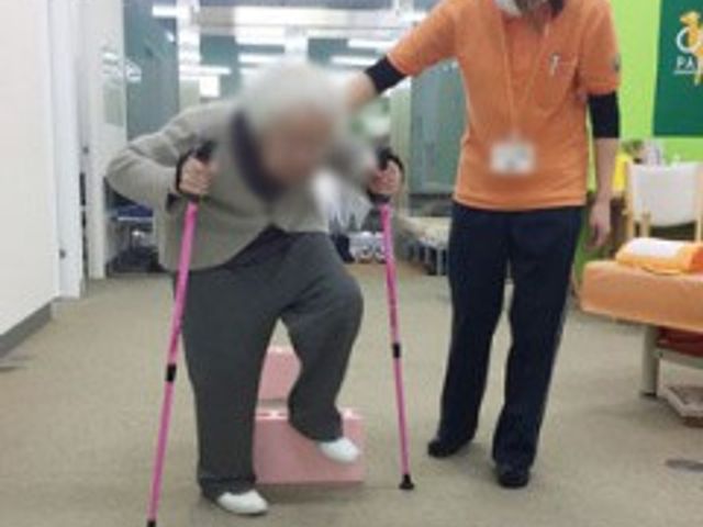 機能訓練の様子 機能訓練室 スタッフが利用者をサポートしながら、リハビリ運動に取り組んでいます。安心して働ける環境です。