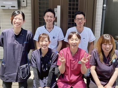 笑顔のスタッフ6人
