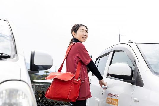 笑顔の女性と車