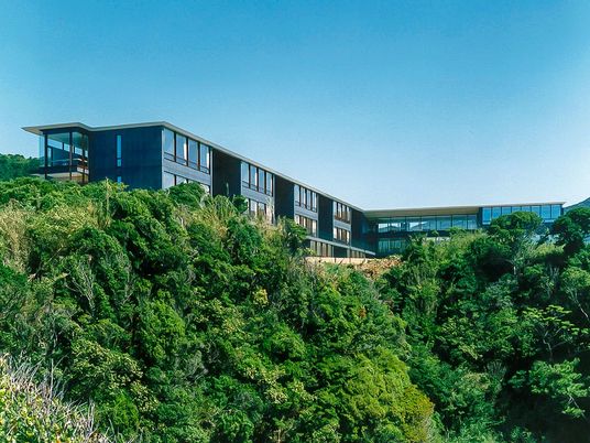 山あいの建物外観  