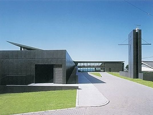 広い外観の建物前  