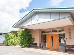 施設の正面玄関  