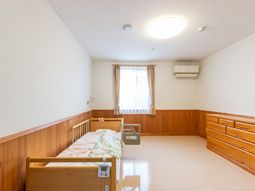 明るい居室のベッド  