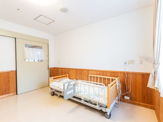明るい居室のベッド  