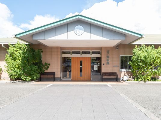 緑に囲まれた正面玄関  