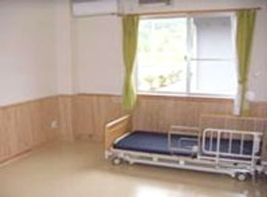 明るい居室の窓辺  