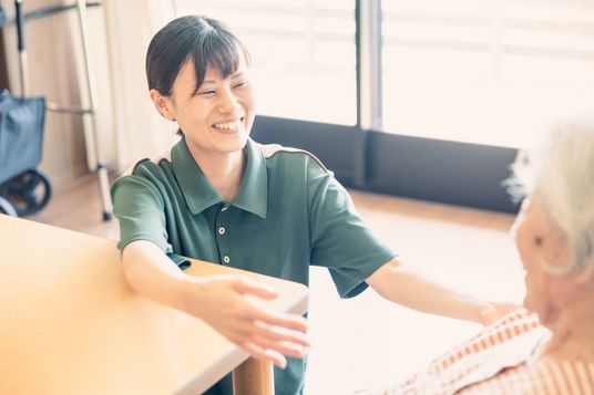 笑顔のスタッフと利用者の和やかな交流
