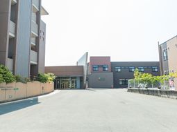 建物外観の正面入口  