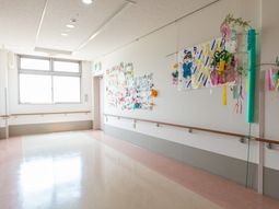 飾り付き明るい廊下  