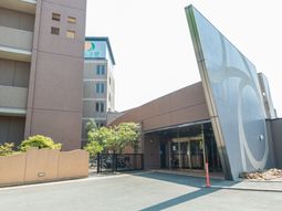 建物正面とエントランス  