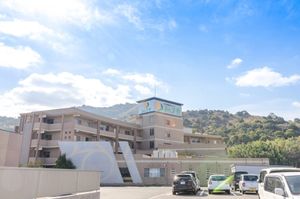 青空に映える建物外観