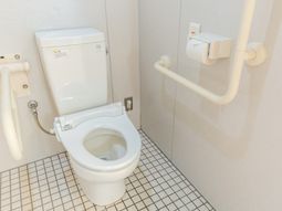 手すり付きトイレ  