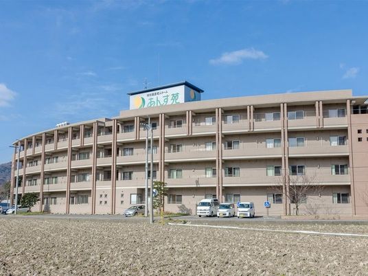 多階建ての施設外観  