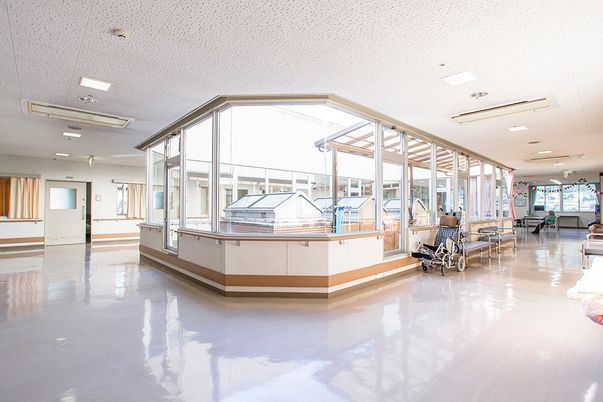 明るい空間の廊下