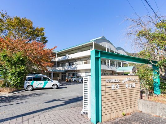 施設外観と看板  