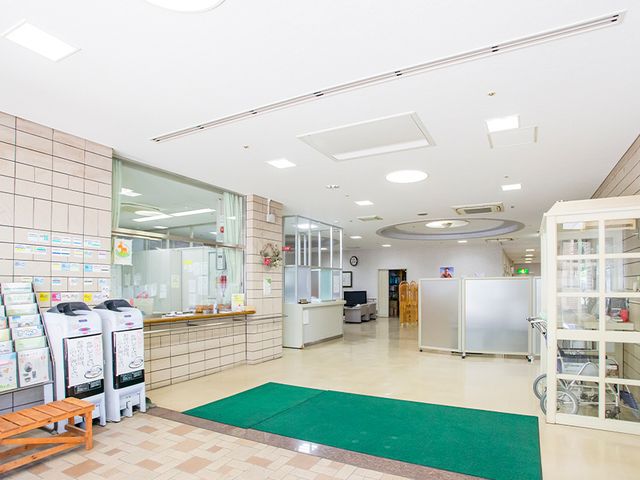 広々としたエントランス エントランス 明るく広々としたエントランスでは、受付や情報掲示板が整然と配置されています。