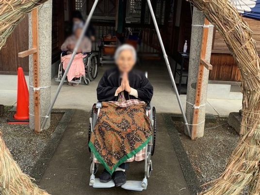 屋外で祈る人々