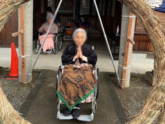 屋外で祈る人々