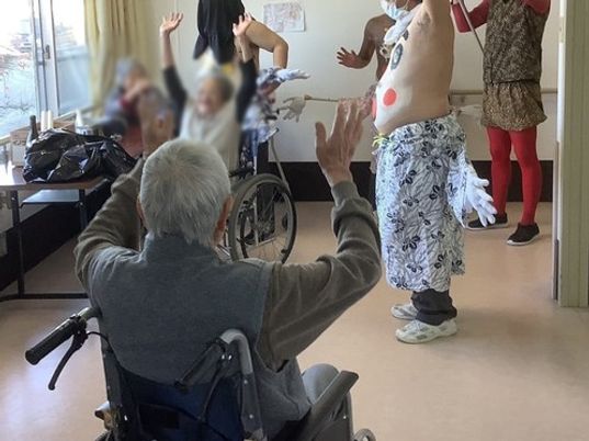 楽しげな様子の多目的室