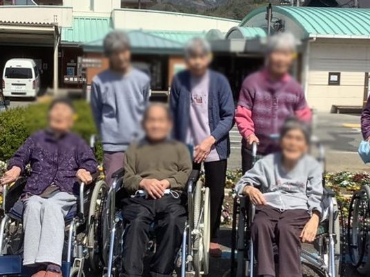 屋外で集う人々