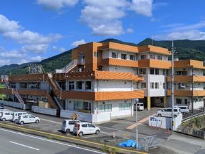山間の建物外観