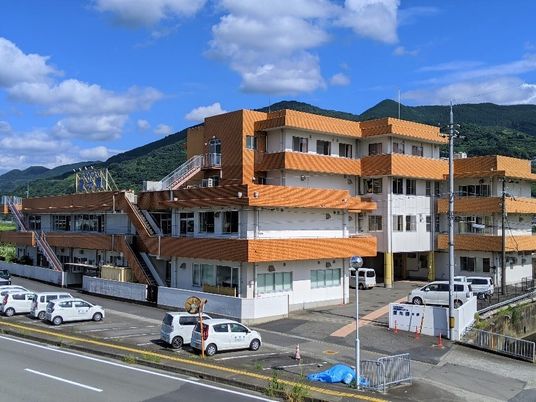 山間の建物外観