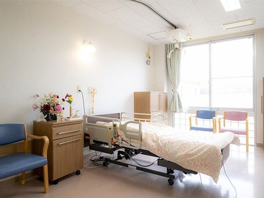 明るい居室のベッド  