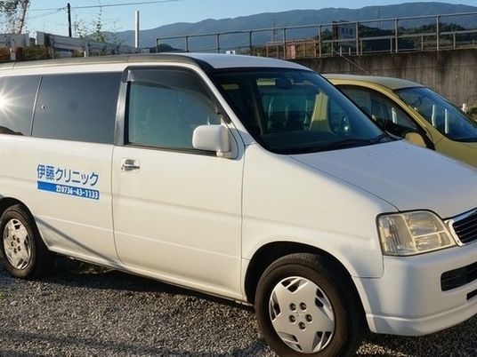 白い送迎車の駐車場  