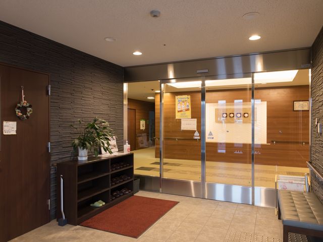 エントランスの様子 玄関 温かみのある木目調のエントランスです。明るく開放的な空間が、訪れた方を優しく迎え入れてくれます。